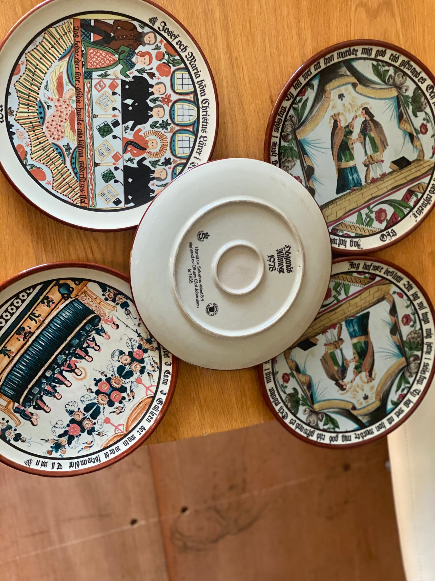 Upsala Ekeby 1978 Vintage Plates – Swedish Ceramic Set Upsala Ekeby 1978 – Unika vintage-tallrikar