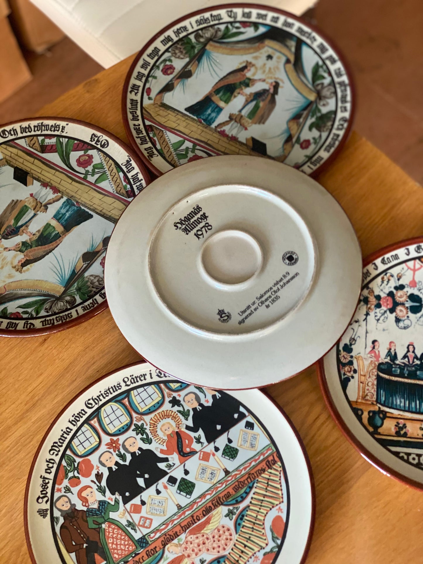 Upsala Ekeby 1978 Vintage Plates – Swedish Ceramic Set Upsala Ekeby 1978 – Unika vintage-tallrikar