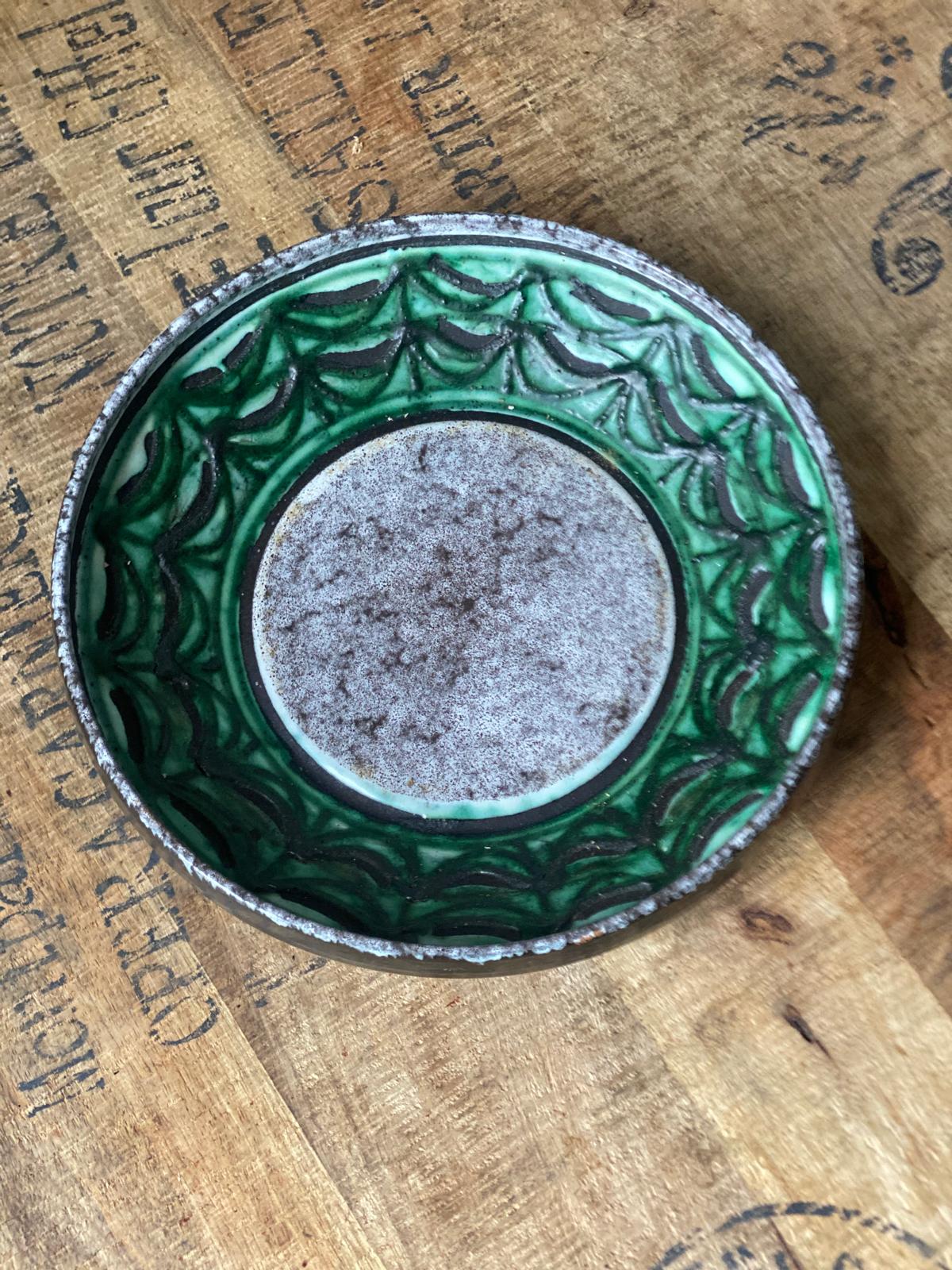 “Handgjord grön vintagetallrik – tidlös elegans från BY REEM” “Handmade Green Vintage Plate – Timeless Elegance by BY REEM”