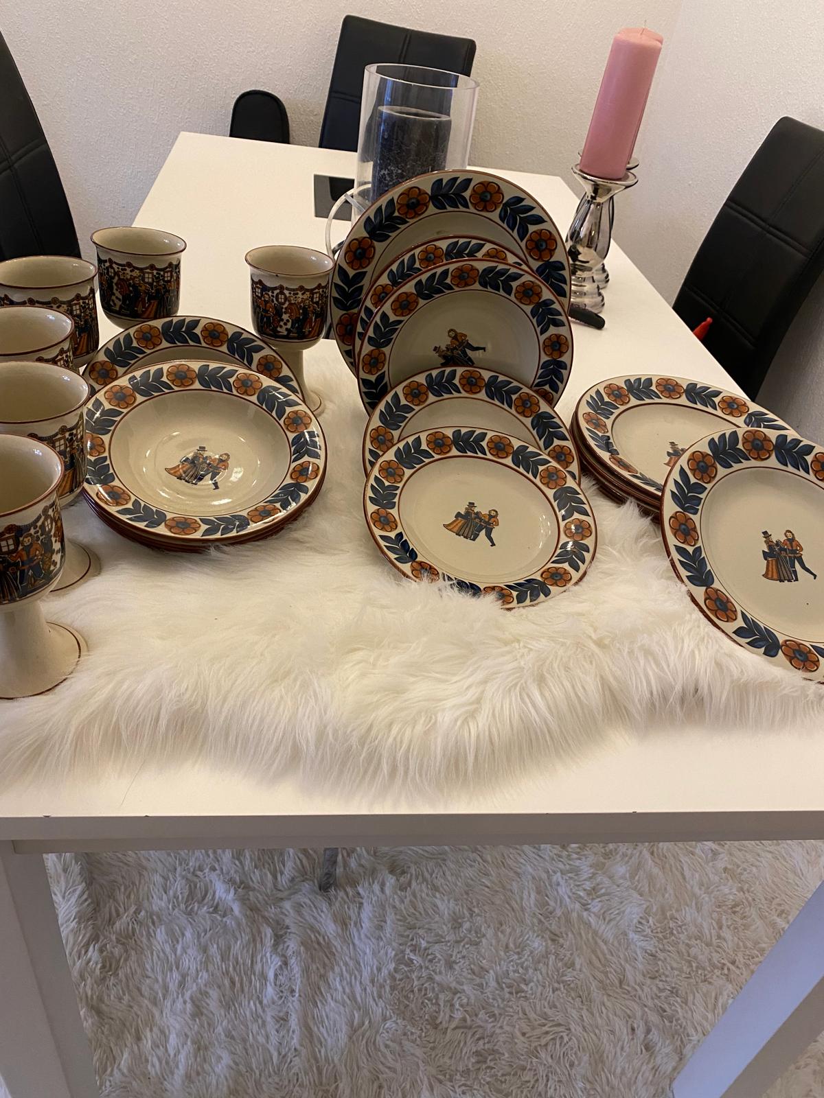 Svenskt keramikset från Höganäs Gille – En tidlös klassiker .. Swedish Ceramic Set from Höganäs Gille – A Timeless Classic