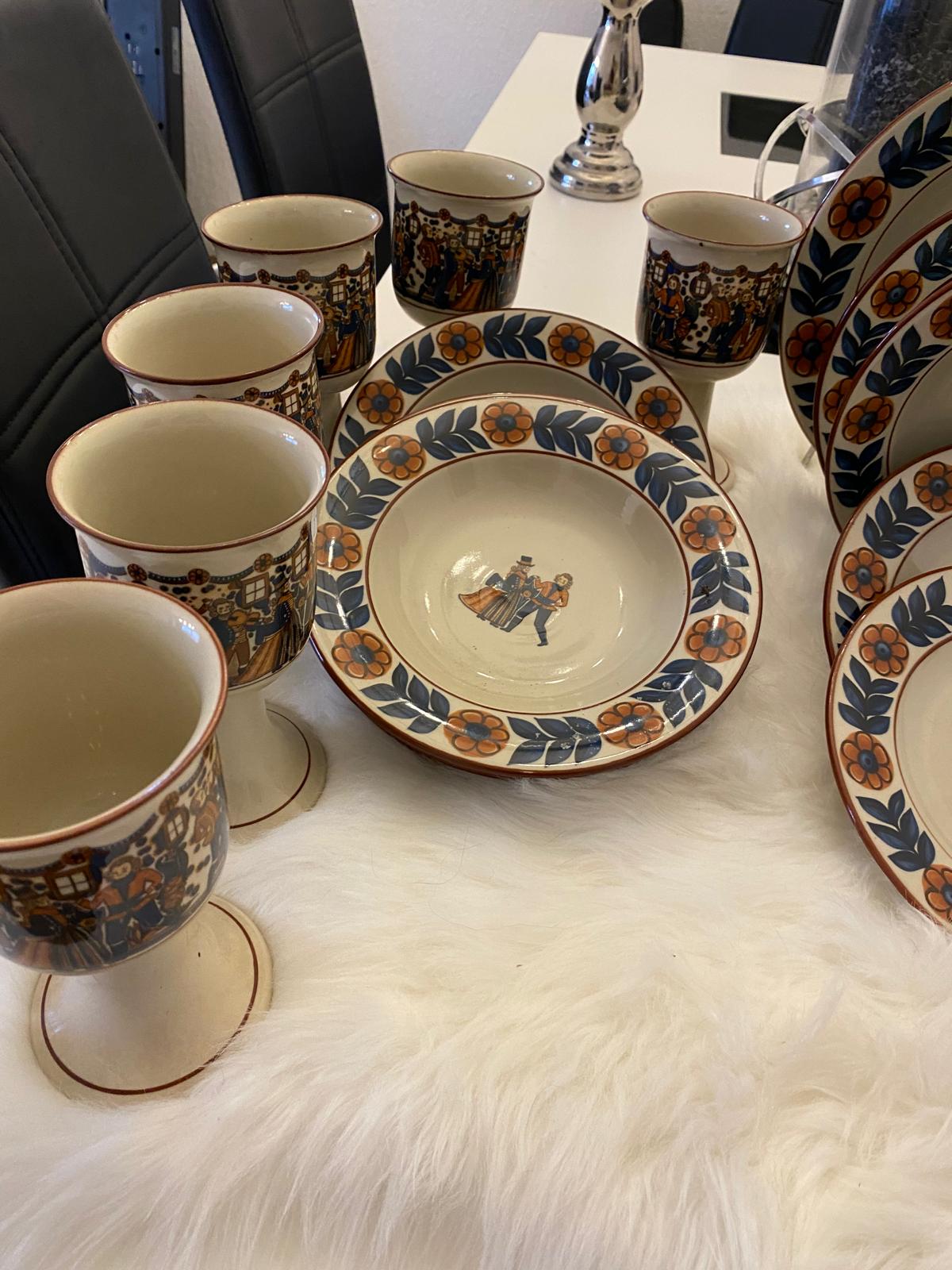 Svenskt keramikset från Höganäs Gille – En tidlös klassiker .. Swedish Ceramic Set from Höganäs Gille – A Timeless Classic