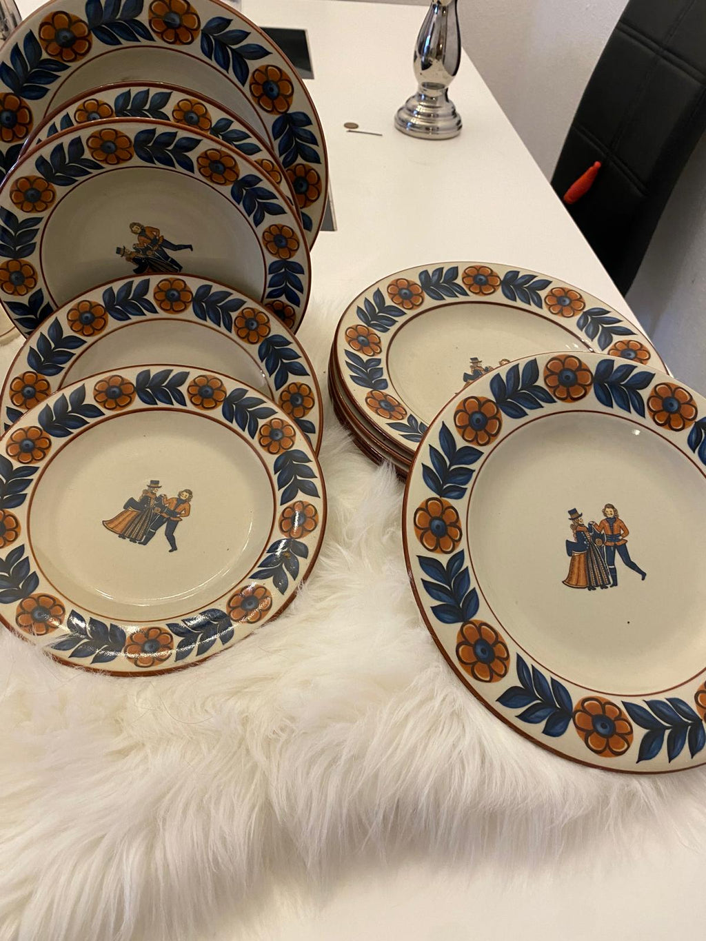 Svenskt keramikset från Höganäs Gille – En tidlös klassiker .. Swedish Ceramic Set from Höganäs Gille – A Timeless Classic