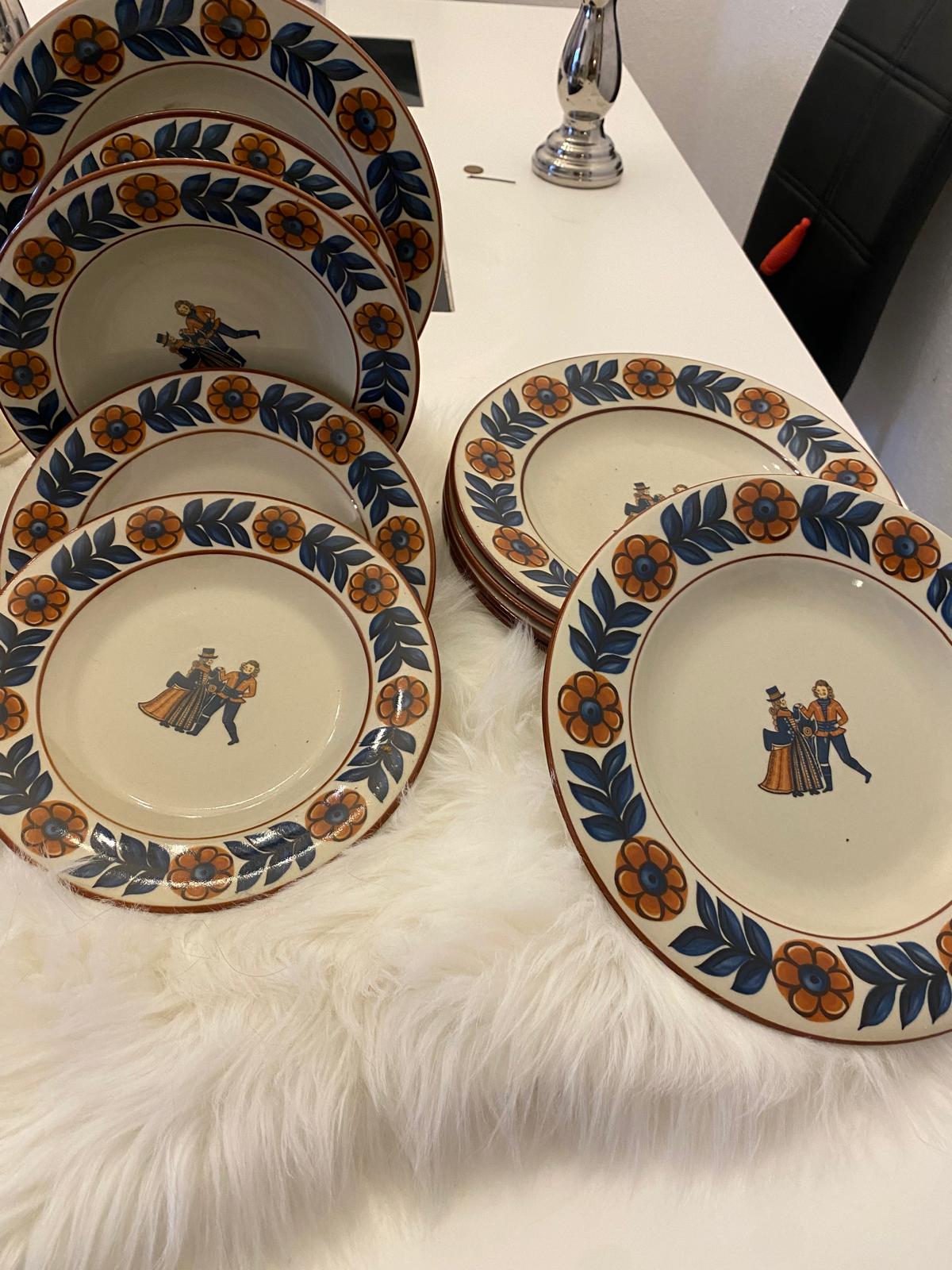 Svenskt keramikset från Höganäs Gille – En tidlös klassiker .. Swedish Ceramic Set from Höganäs Gille – A Timeless Classic