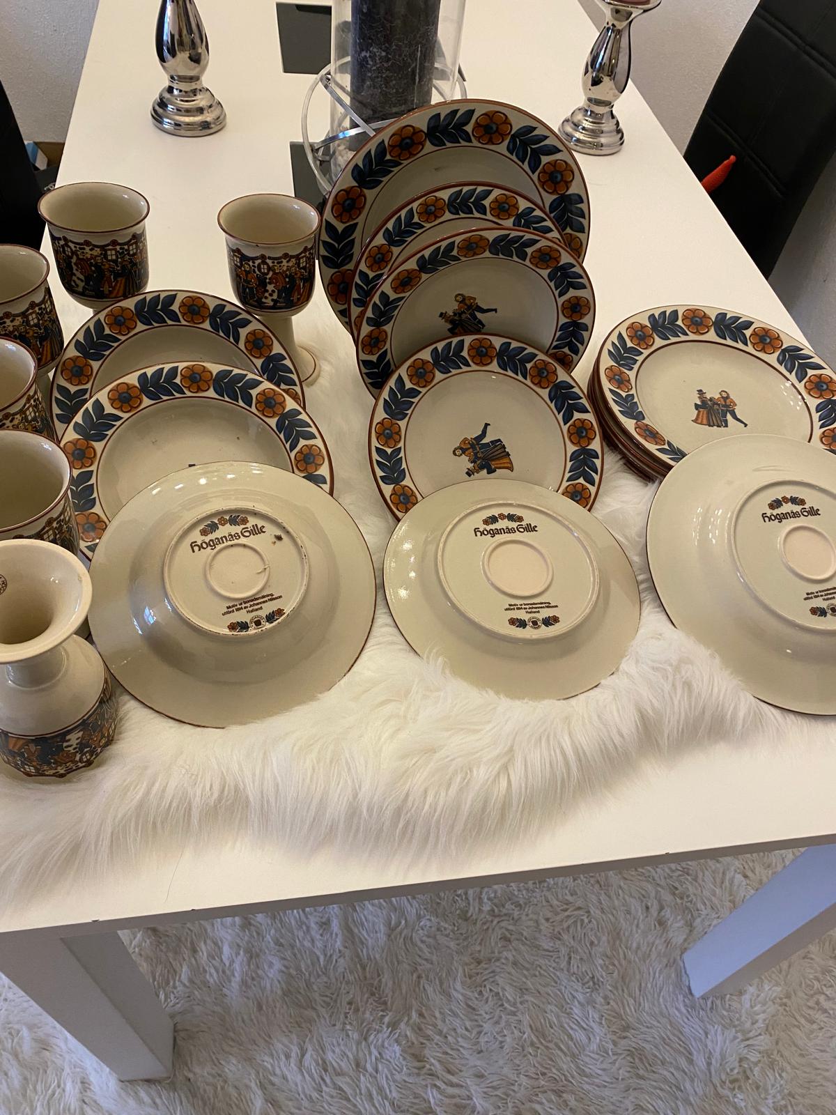 Svenskt keramikset från Höganäs Gille – En tidlös klassiker .. Swedish Ceramic Set from Höganäs Gille – A Timeless Classic