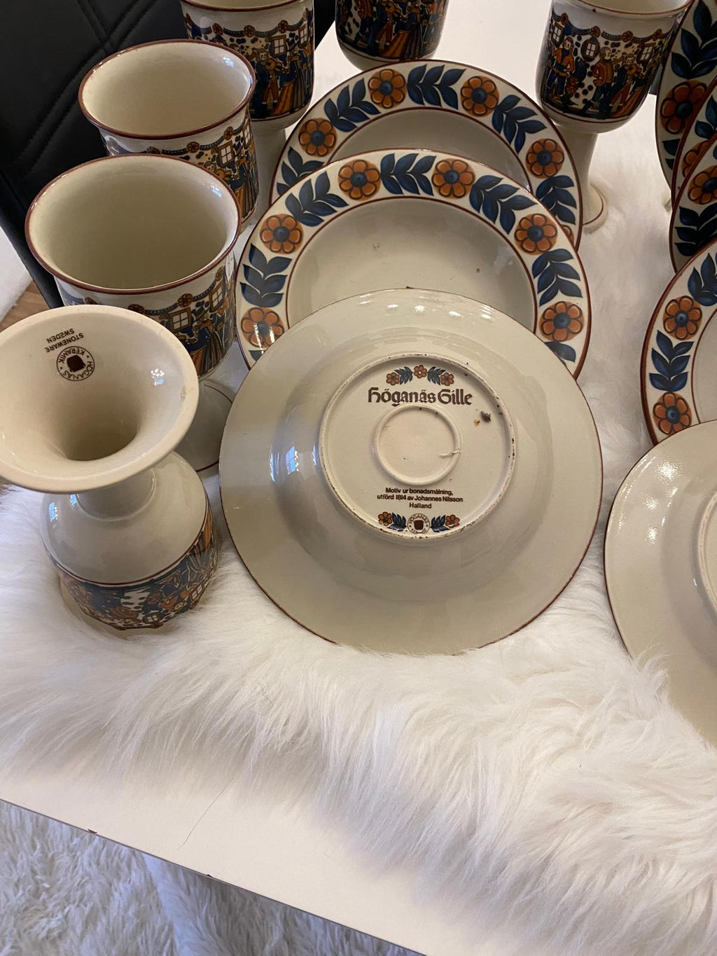 Svenskt keramikset från Höganäs Gille – En tidlös klassiker .. Swedish Ceramic Set from Höganäs Gille – A Timeless Classic