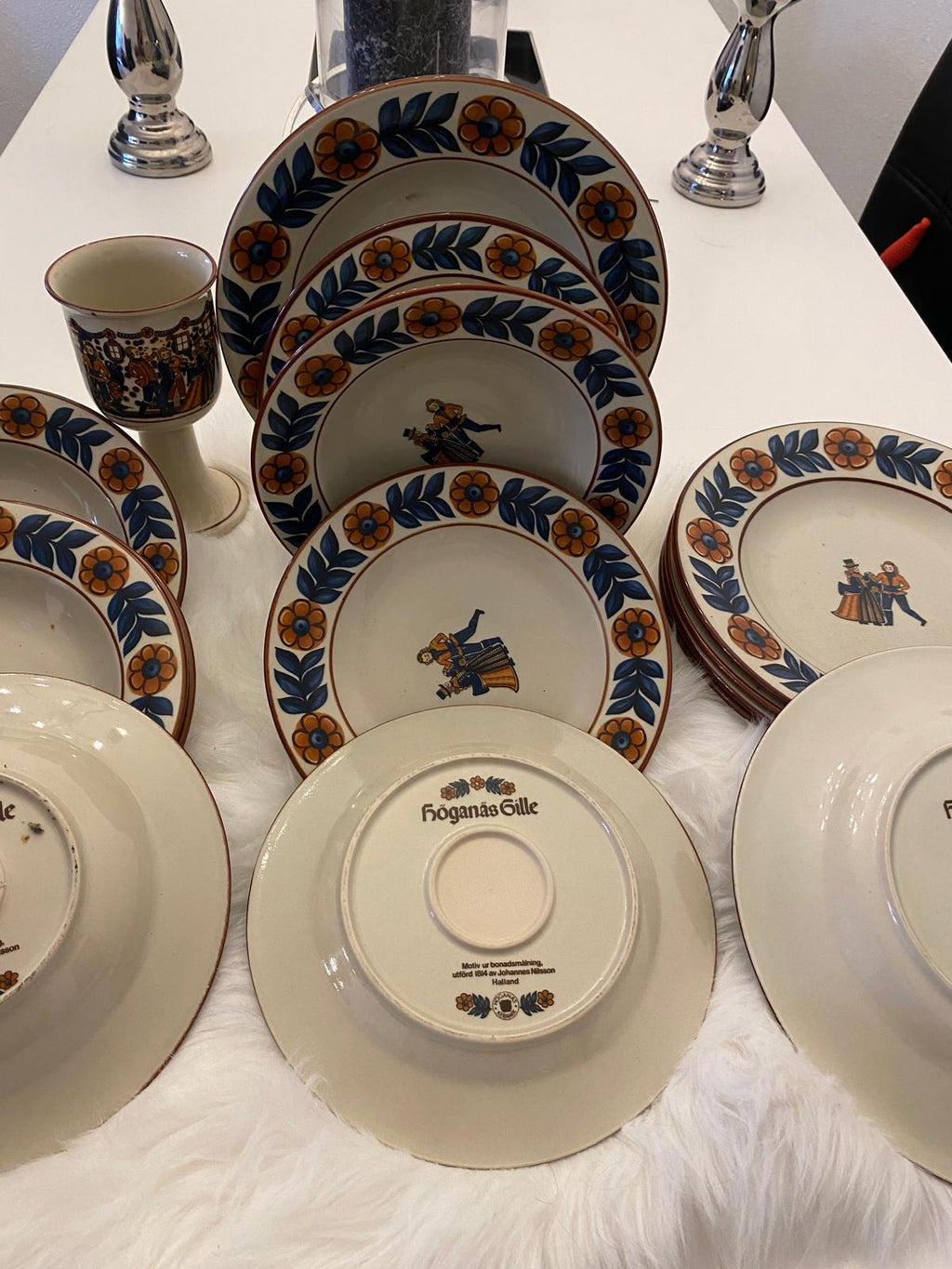 Svenskt keramikset från Höganäs Gille – En tidlös klassiker .. Swedish Ceramic Set from Höganäs Gille – A Timeless Classic