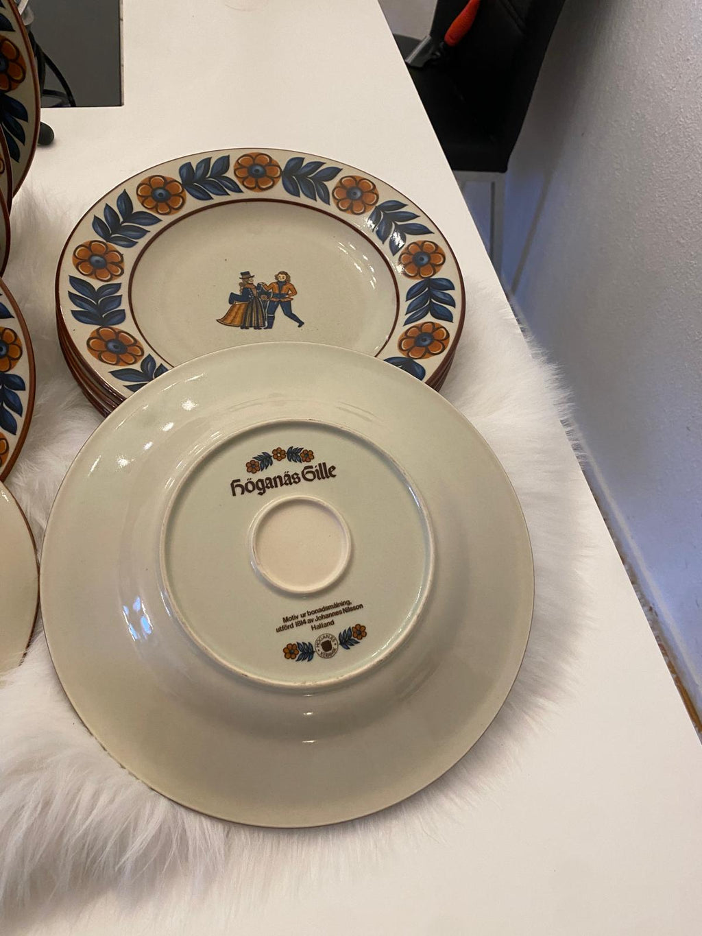 Svenskt keramikset från Höganäs Gille – En tidlös klassiker .. Swedish Ceramic Set from Höganäs Gille – A Timeless Classic