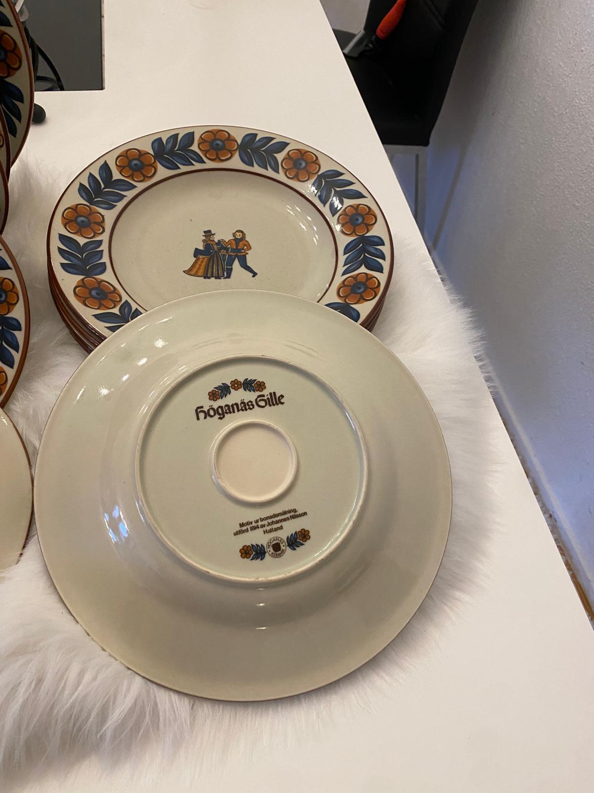 Svenskt keramikset från Höganäs Gille – En tidlös klassiker .. Swedish Ceramic Set from Höganäs Gille – A Timeless Classic